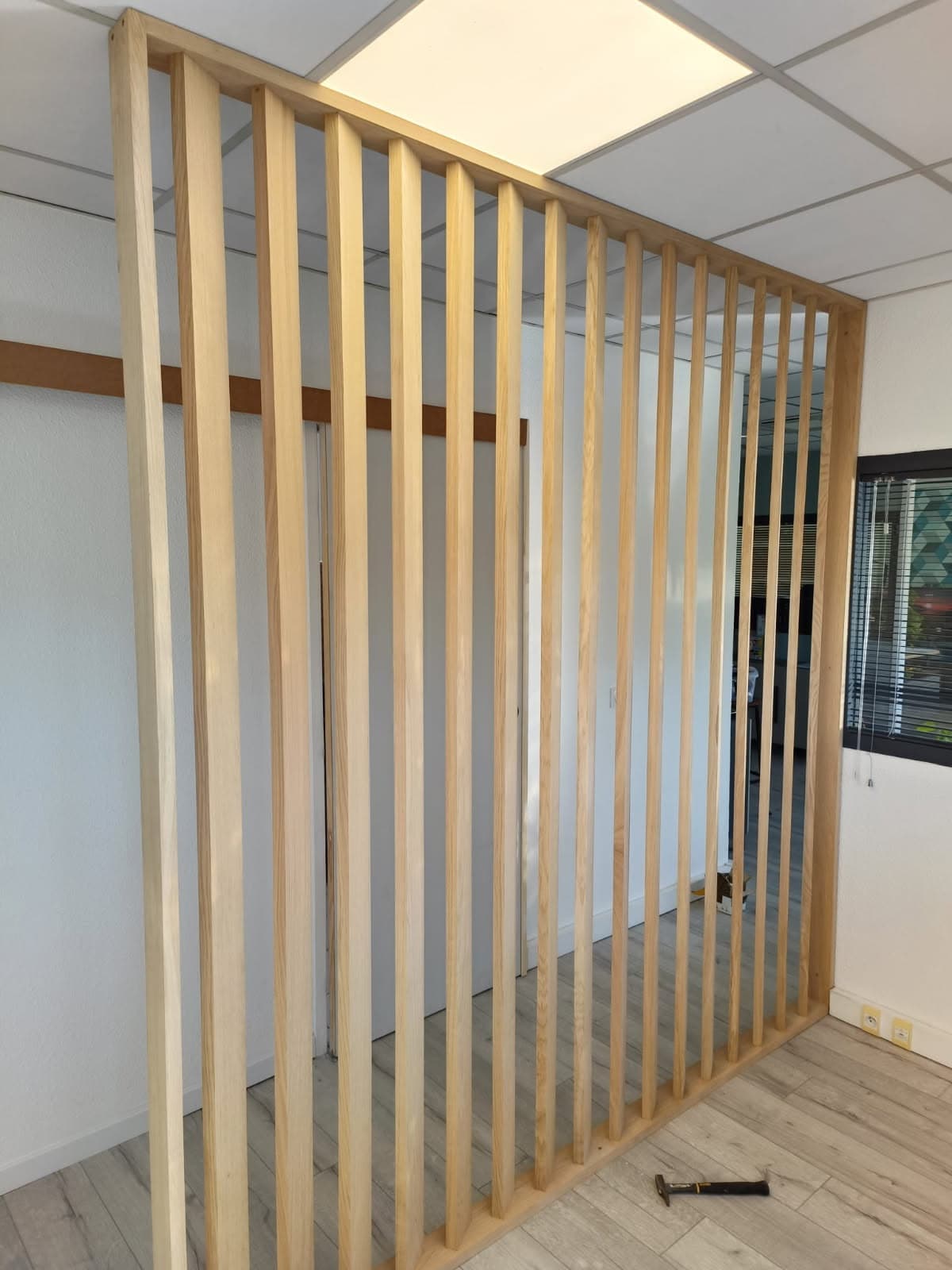 Claustra bois sur-mesure premium — après travaux