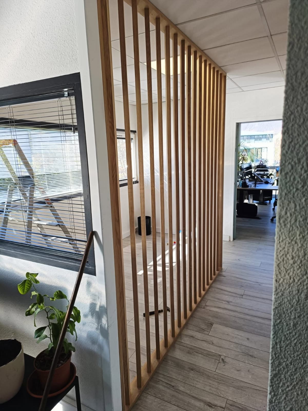 Claustra bois sur-mesure premium — avant travaux