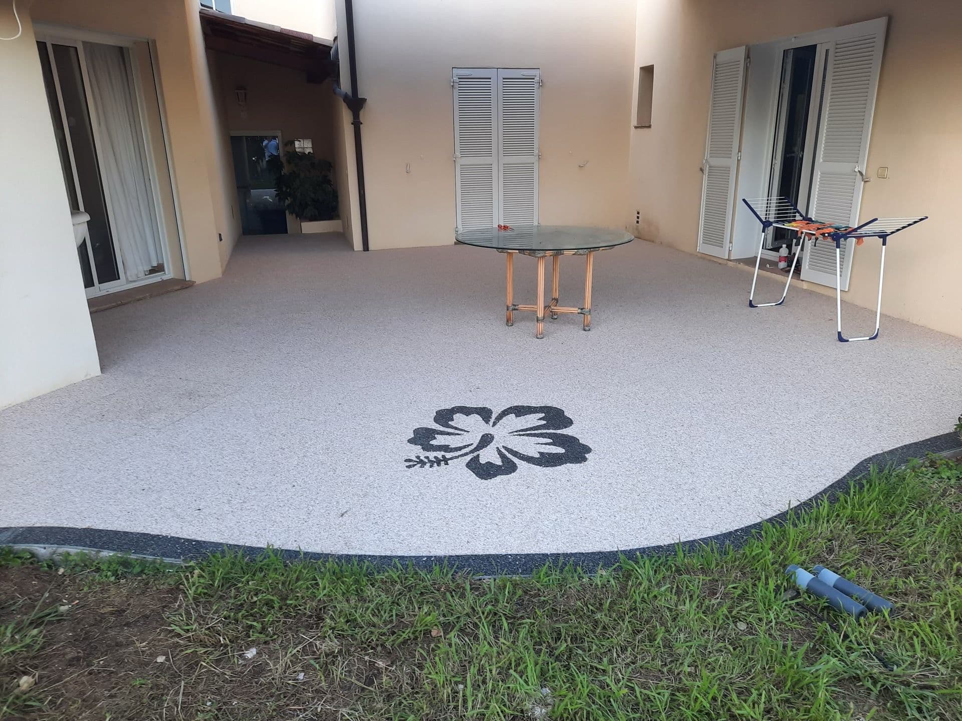 Incrustation de motif floral (Hibiscus) en marbre — après travaux